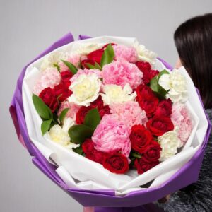 Букет с пионами и розами «Пурпурный вальс»