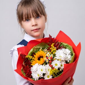 Солнечный букет с подсолнухом и хризантемами «Осеннее солнышко»